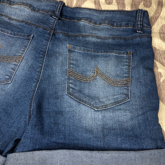 SHORTS - Picture 4 of 6